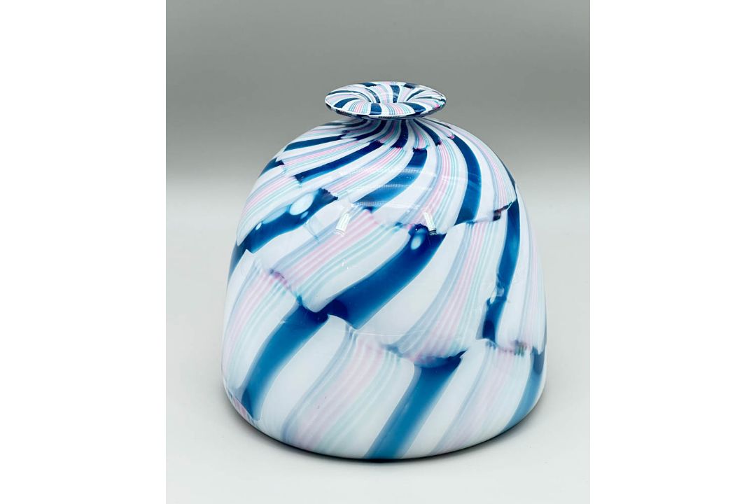 Beehive form glass vase with a swirl design, probably by Charlie Meaker, late C20th - Image 2 of 7