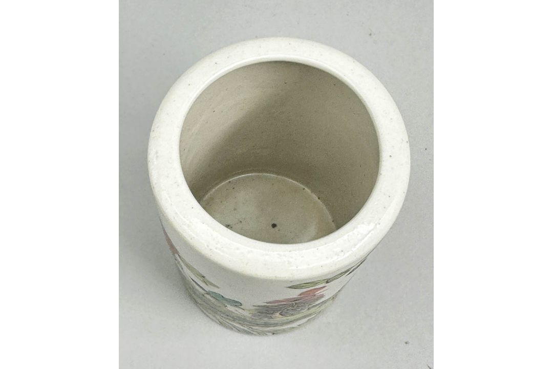 Chinese Famille Rose Brush Pot (bitong) decorated phoenix, rocks and peony, late C19th - Image 5 of 6