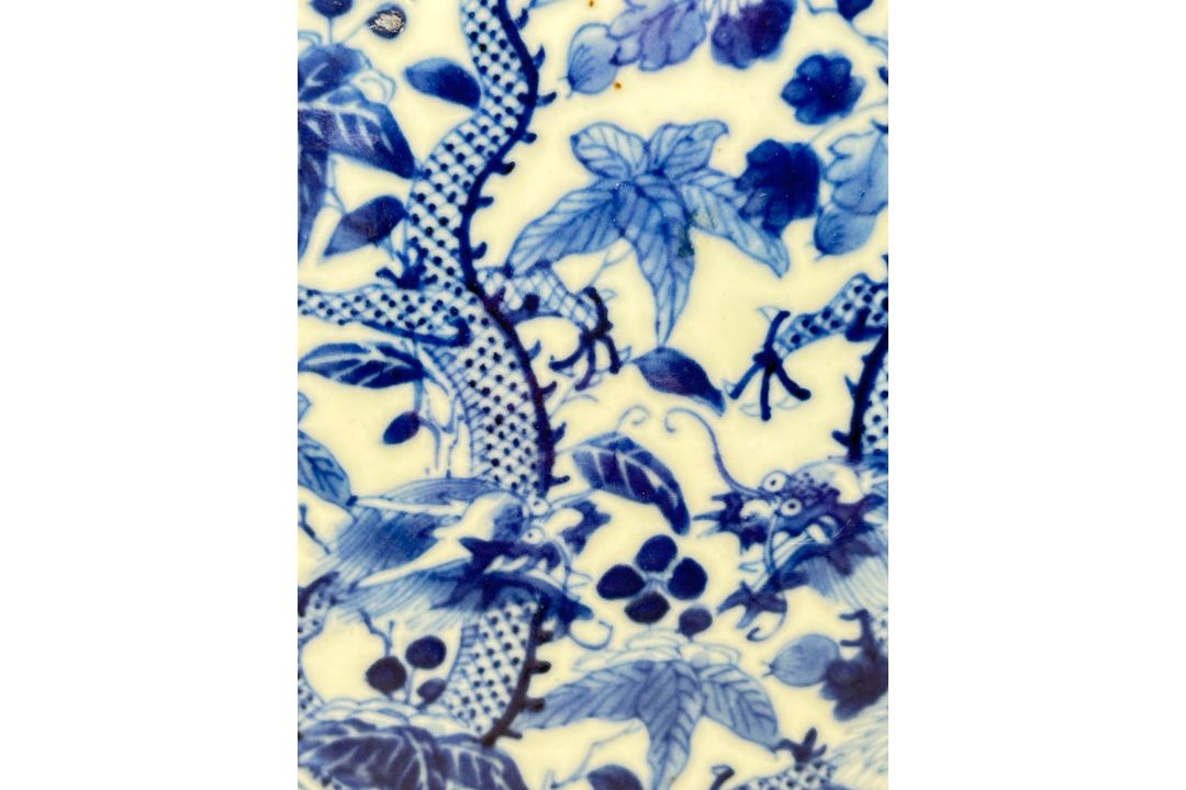 Chinese blue and white Pilgrim or Moon Vase decorated with dragons and flowers, C19th - Image 6 of 8