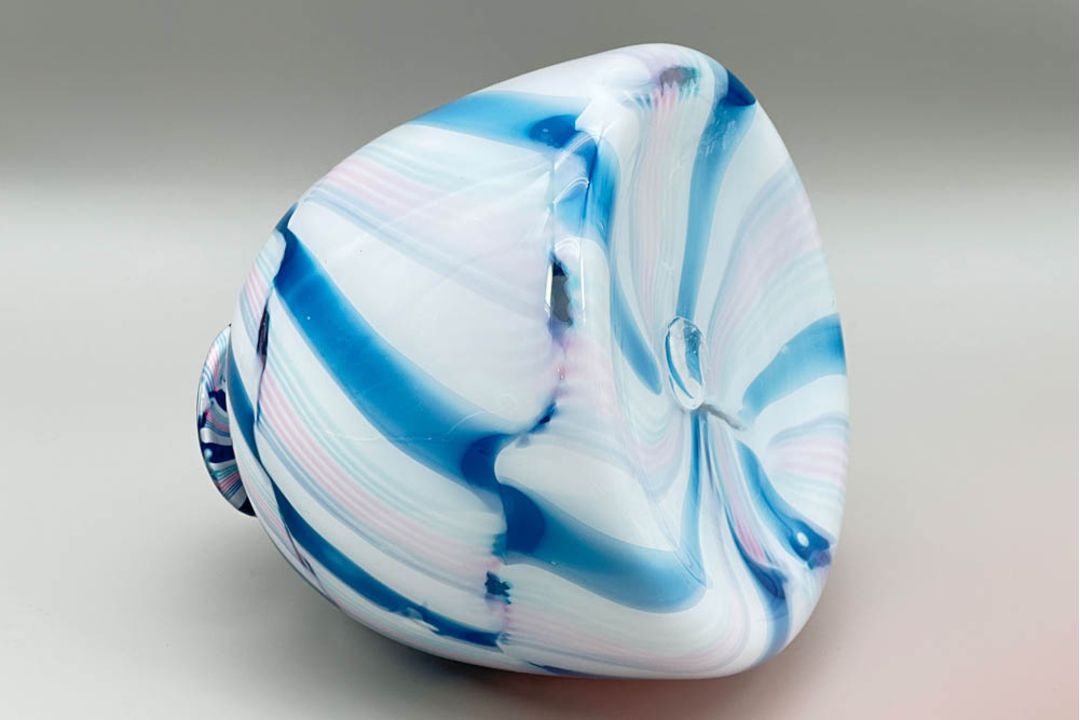 Beehive form glass vase with a swirl design, probably by Charlie Meaker, late C20th - Image 5 of 7