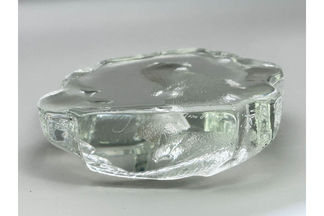 Lead crystal glass Otter paperweight, Mats Jonasson for Maleras Glasbruk, Sweden, late C20th - Image 7 of 8