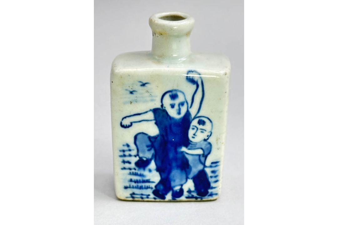 Chinese Blue and White Snuff Bottle decorated boys circa 1900 - Image 2 of 6
