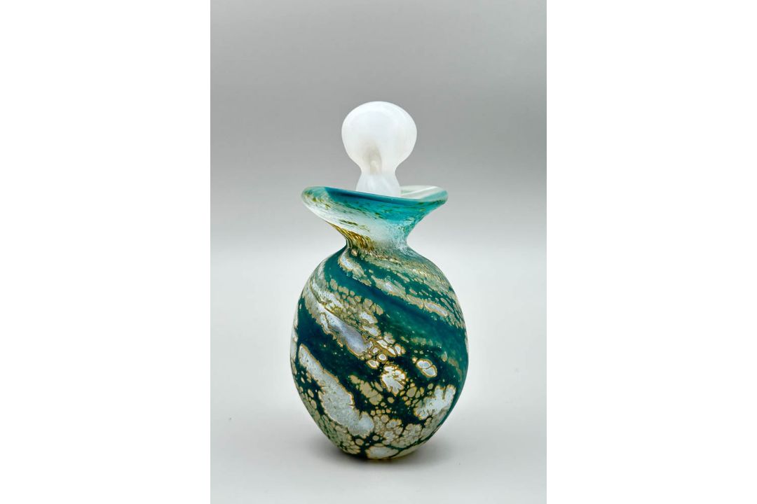 Wylde Green Perfume Bottle, Lesley Ann Clarke Glass, signed and dated 2019 - Image 3 of 8