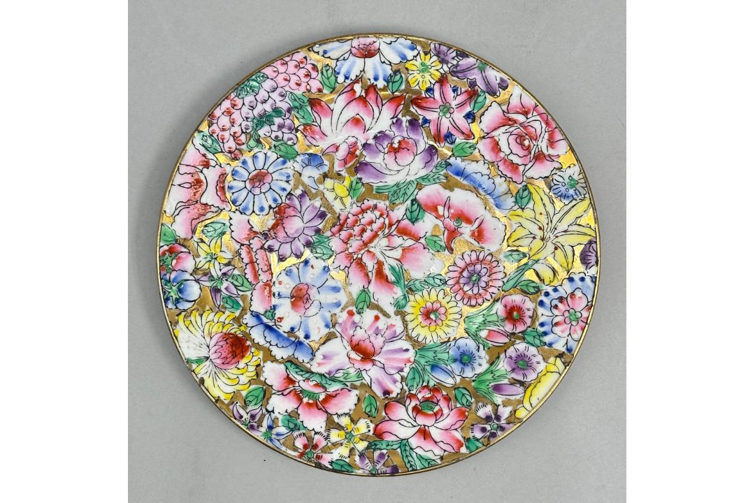 Chinese porcelain Plate in the Mille Fleur Pattern, Qianlong Mark, mid C20th - Image 1 of 7