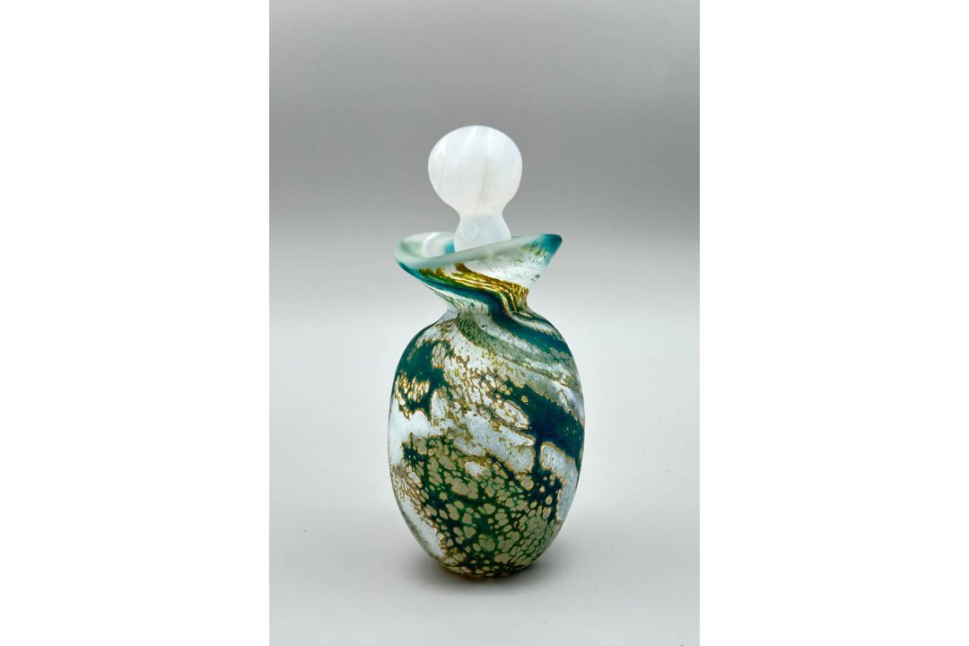 Wylde Green Perfume Bottle, Lesley Ann Clarke Glass, signed and dated 2019 - Image 2 of 8