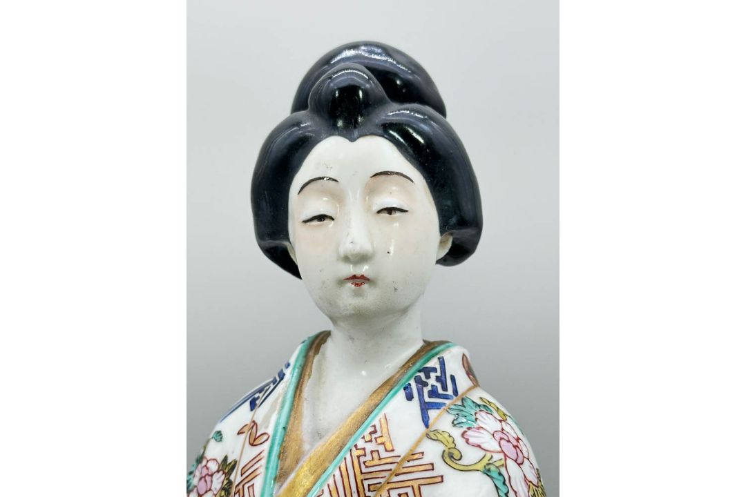 Japanese Arita figure of a Bijin, second half C19th - Image 5 of 10