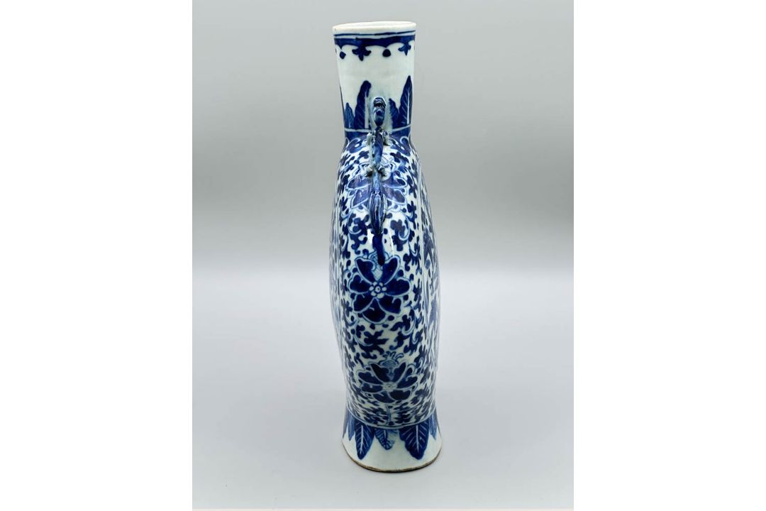 Chinese blue and white Pilgrim or Moon Vase decorated with dragons and flowers, C19th - Image 2 of 8