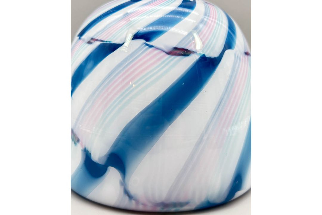Beehive form glass vase with a swirl design, probably by Charlie Meaker, late C20th - Image 4 of 7