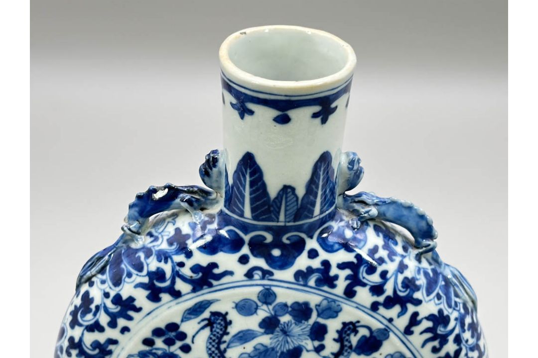 Chinese blue and white Pilgrim or Moon Vase decorated with dragons and flowers, C19th - Image 5 of 8