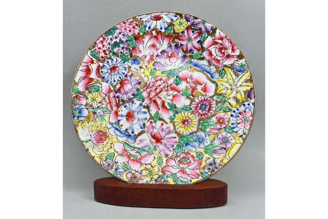 Chinese porcelain Plate in the Mille Fleur Pattern, Qianlong Mark, mid C20th - Image 7 of 7