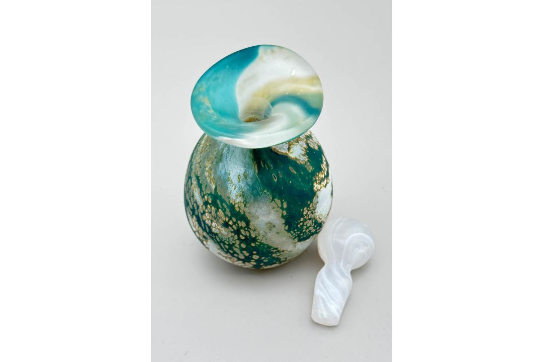 Wylde Green Perfume Bottle, Lesley Ann Clarke Glass, signed and dated 2019 - Image 6 of 8