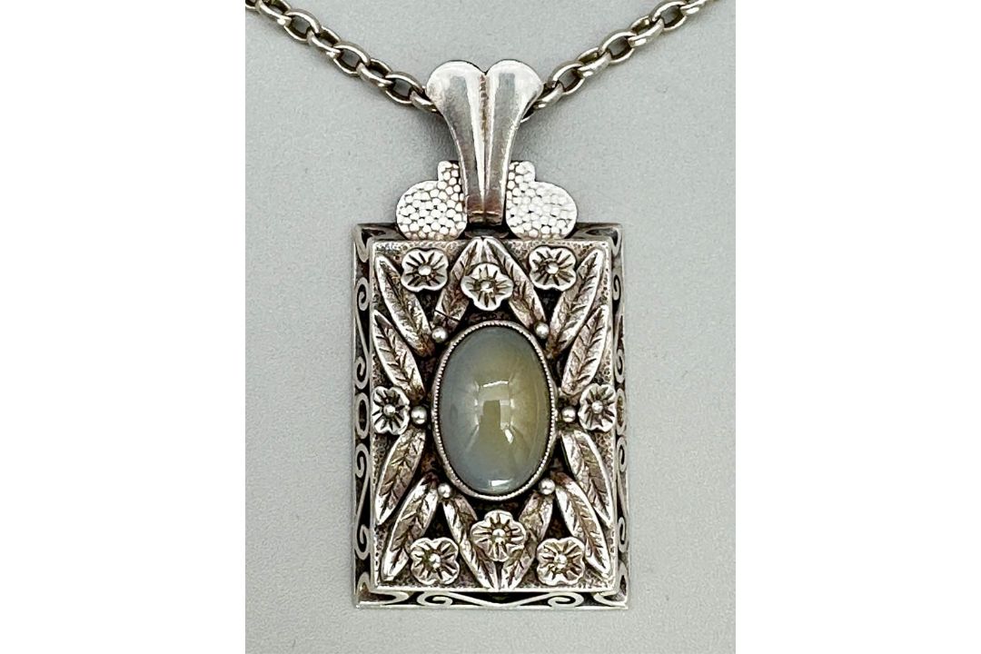 Art Nouveau silver pendant Necklace with chalcedony, probably France or Belgium c1920 - Image 1 of 9