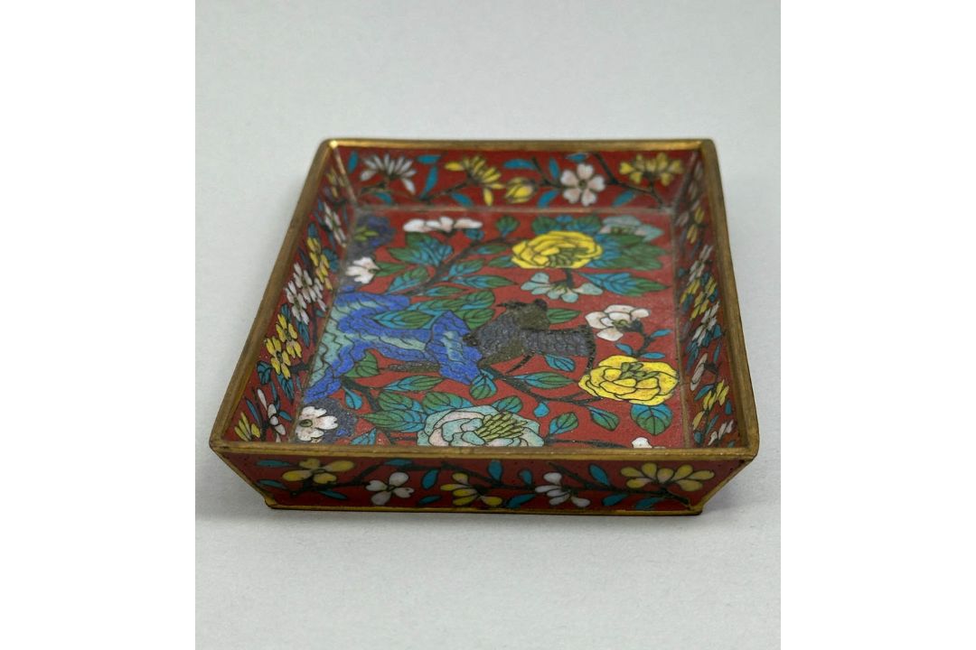 Chinese Cloisonne Small Tray decorated with Flowers and Rocks, 19th Century - Image 3 of 8