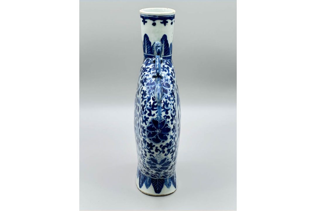 Chinese blue and white Pilgrim or Moon Vase decorated with dragons and flowers, C19th - Image 4 of 8