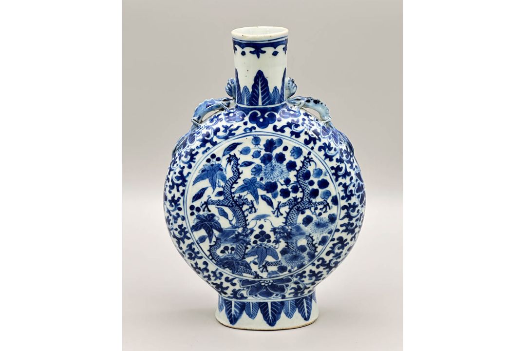 Chinese blue and white Pilgrim or Moon Vase decorated with dragons and flowers, C19th - Image 1 of 8