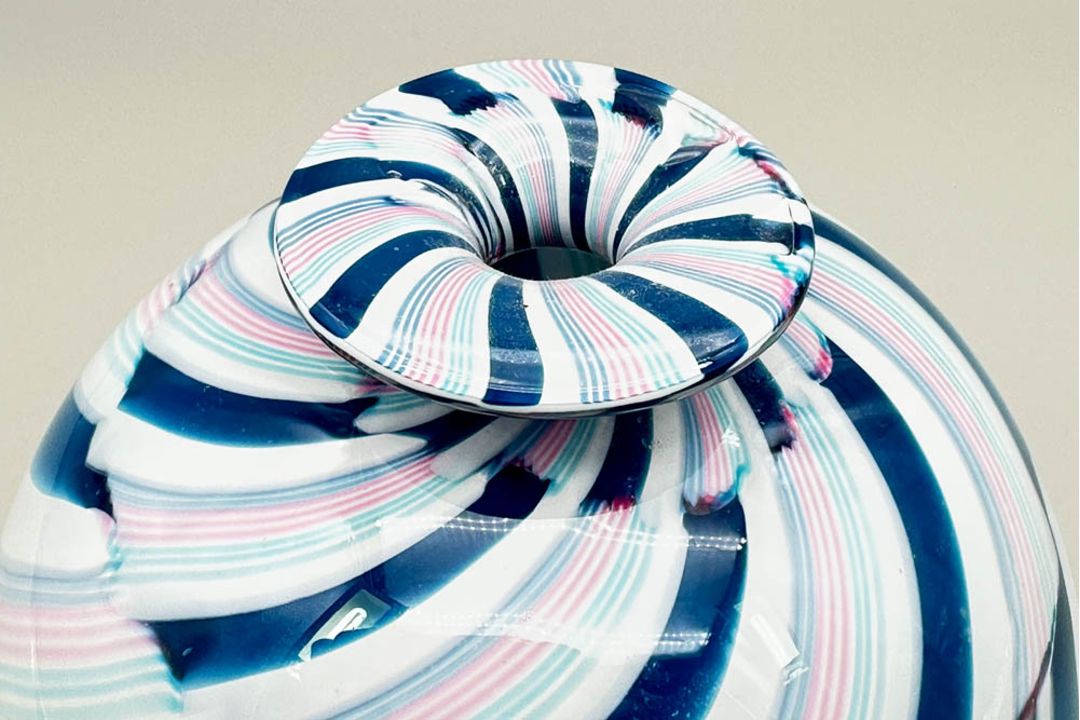 Beehive form glass vase with a swirl design, probably by Charlie Meaker, late C20th - Image 3 of 7