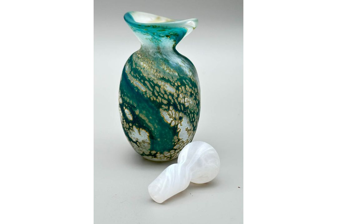 Wylde Green Perfume Bottle, Lesley Ann Clarke Glass, signed and dated 2019 - Image 5 of 8