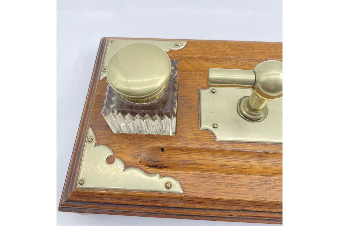 Victorian ships inkwell with original fitted ink pots c1900 - Image 6 of 7