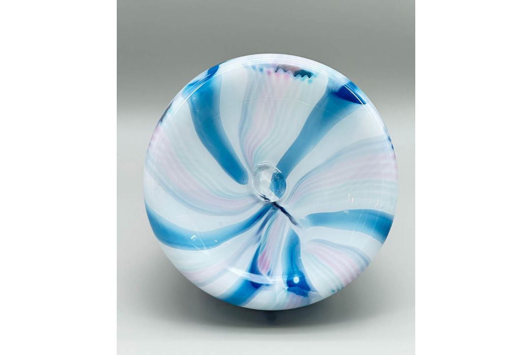 Beehive form glass vase with a swirl design, probably by Charlie Meaker, late C20th - Image 6 of 7