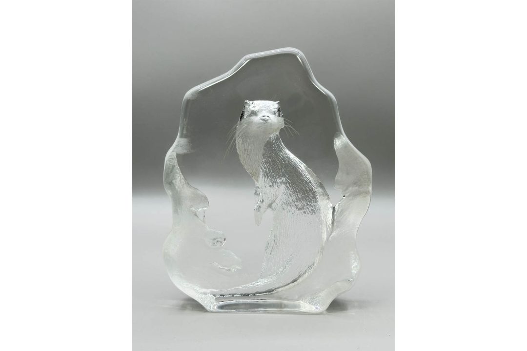 Lead crystal glass Otter paperweight, Mats Jonasson for Maleras Glasbruk, Sweden, late C20th - Image 1 of 8