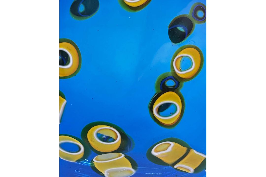 Hula Pattern glass Vase by Bob Crooks, signed by the artist, modern - Image 5 of 7