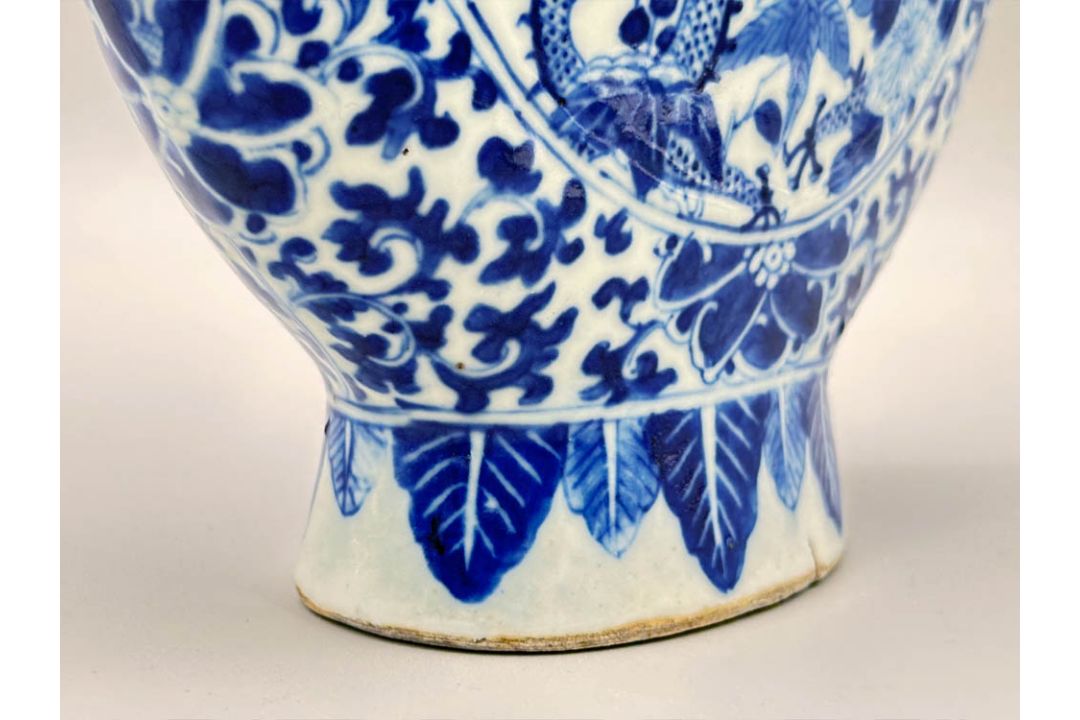 Chinese blue and white Pilgrim or Moon Vase decorated with dragons and flowers, C19th - Image 8 of 8