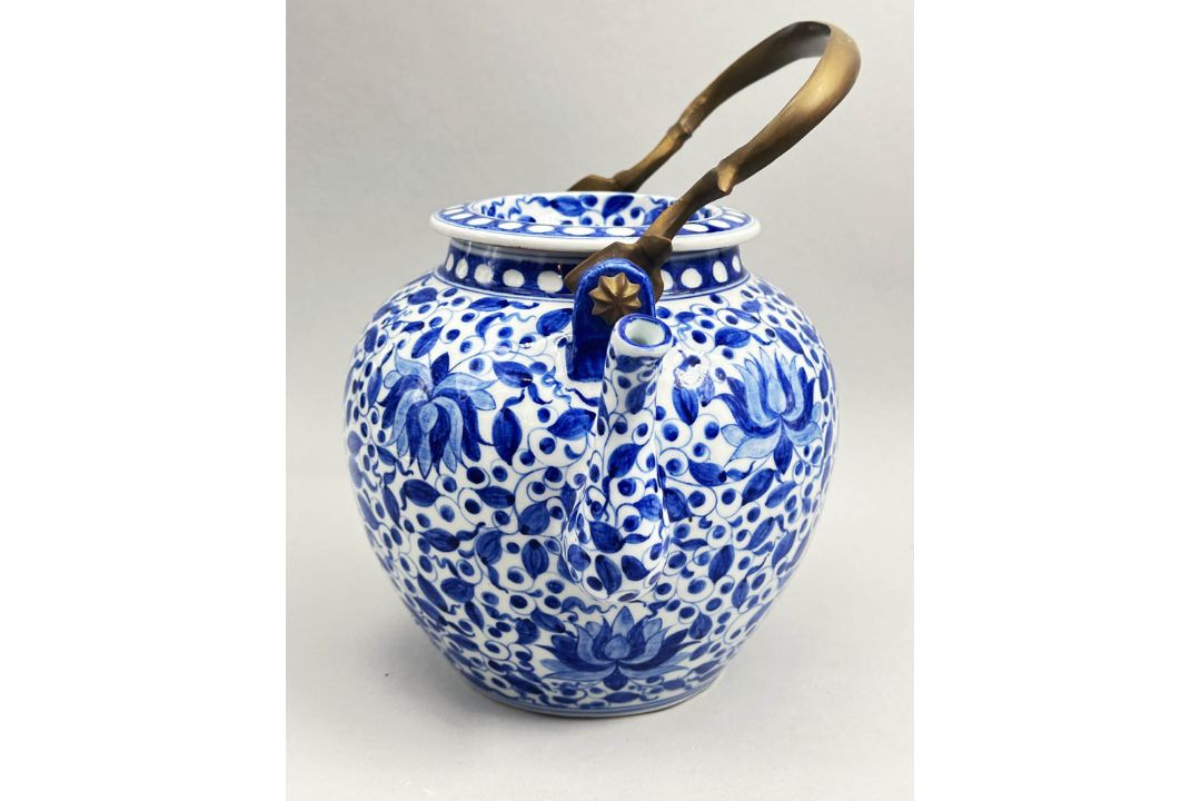Exceptionally large Chinese Blue and White Teapot with metal handle, late C19th - Image 5 of 10