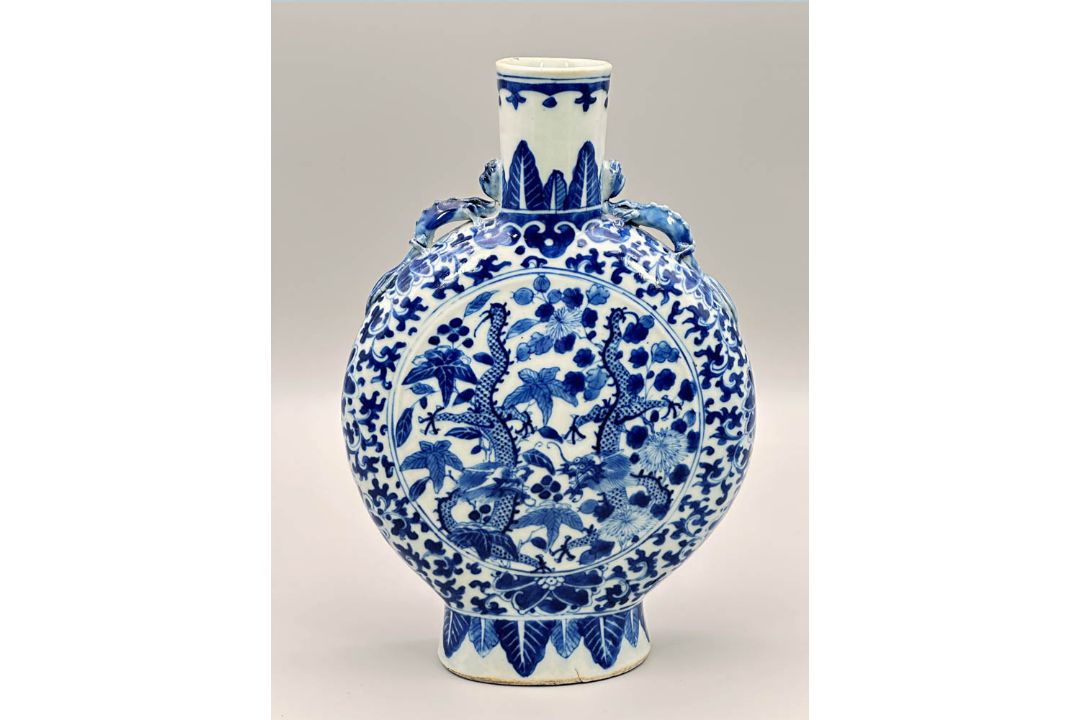 Chinese blue and white Pilgrim or Moon Vase decorated with dragons and flowers, C19th - Image 3 of 8