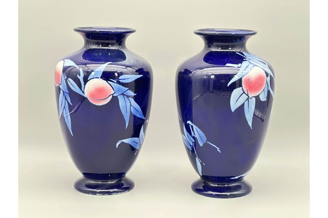 Pair of Shelley ware Peaches or Japanese Fruit design Vases, pattern no 8677, 1930s - Image 4 of 10