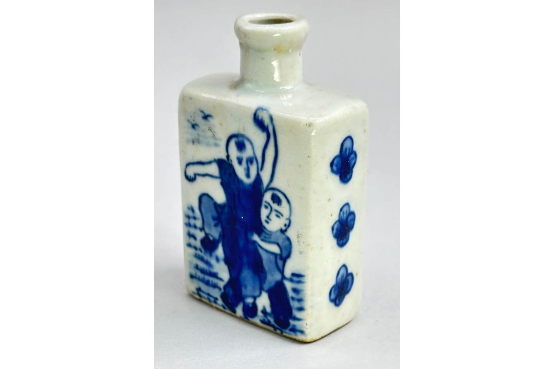 Chinese Blue and White Snuff Bottle decorated boys circa 1900 - Image 3 of 6