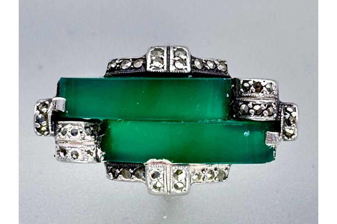 Art Deco silver Ring with chalcedony plaques and marcasites, c1930 - Image 2 of 5