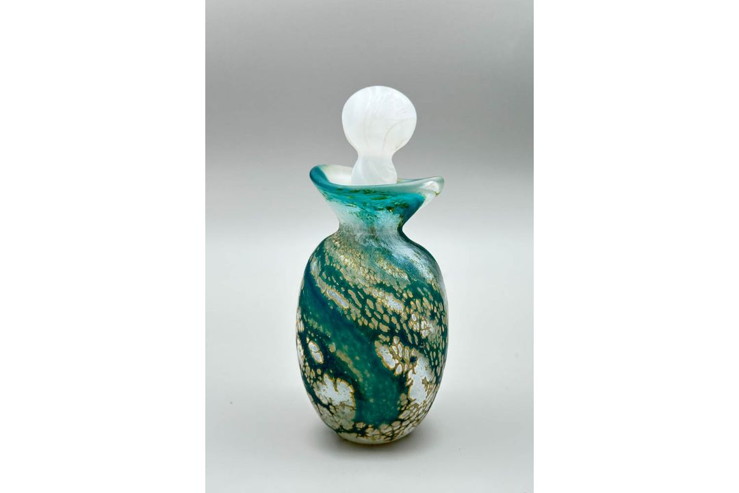 Wylde Green Perfume Bottle, Lesley Ann Clarke Glass, signed and dated 2019 - Image 4 of 8