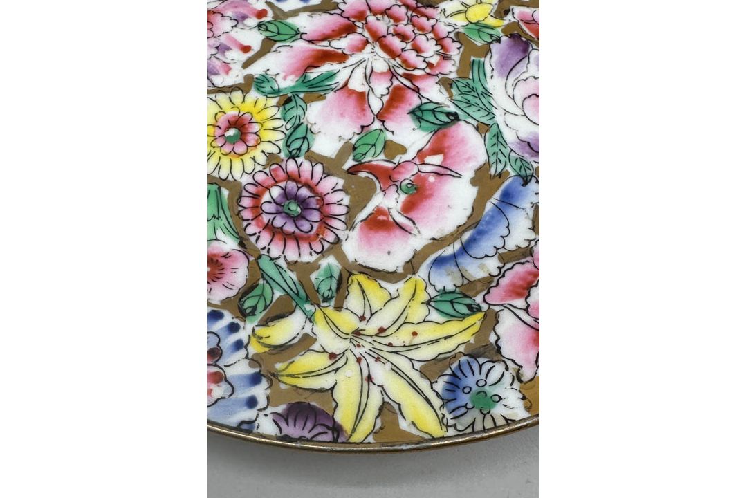 Chinese porcelain Plate in the Mille Fleur Pattern, Qianlong Mark, mid C20th - Image 2 of 7