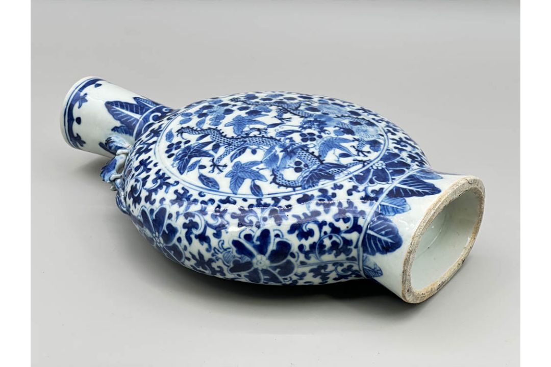Chinese blue and white Pilgrim or Moon Vase decorated with dragons and flowers, C19th - Image 7 of 8