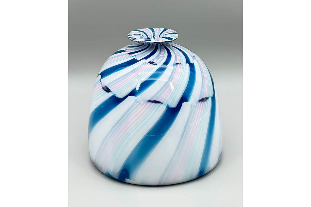 Beehive form glass vase with a swirl design, probably by Charlie Meaker, late C20th - Image 1 of 7