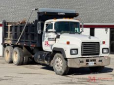 1998 MACK RD688S T/A DUMP TRUCK