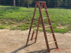 6' WOODEN FOLDING STEP LADDER