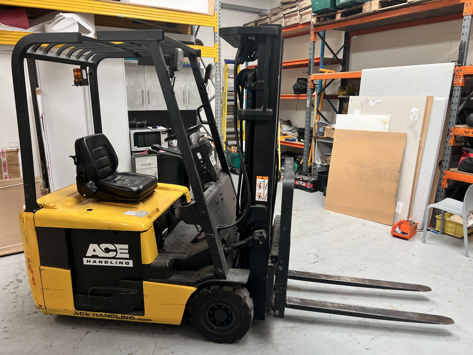Caterpillar EP16 3-Wheel Electric Counterbalance Ride-On Fork Lift Truck - Image 3 of 6