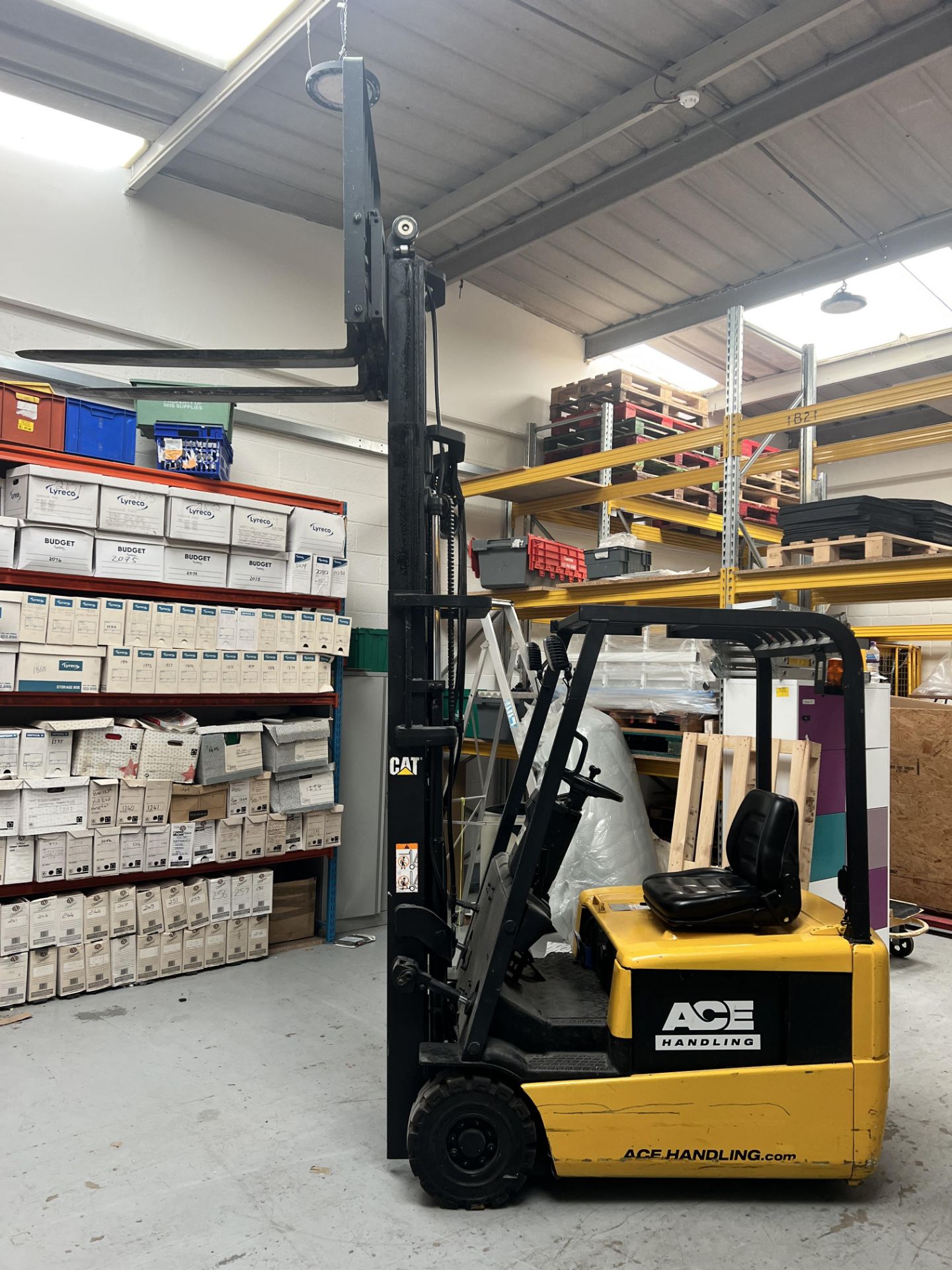 Caterpillar EP16 3-Wheel Electric Counterbalance Ride-On Fork Lift Truck - Image 2 of 6