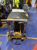 Mobile trolley with hydraulic platform