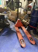 Manutan 2500kg pallet truck