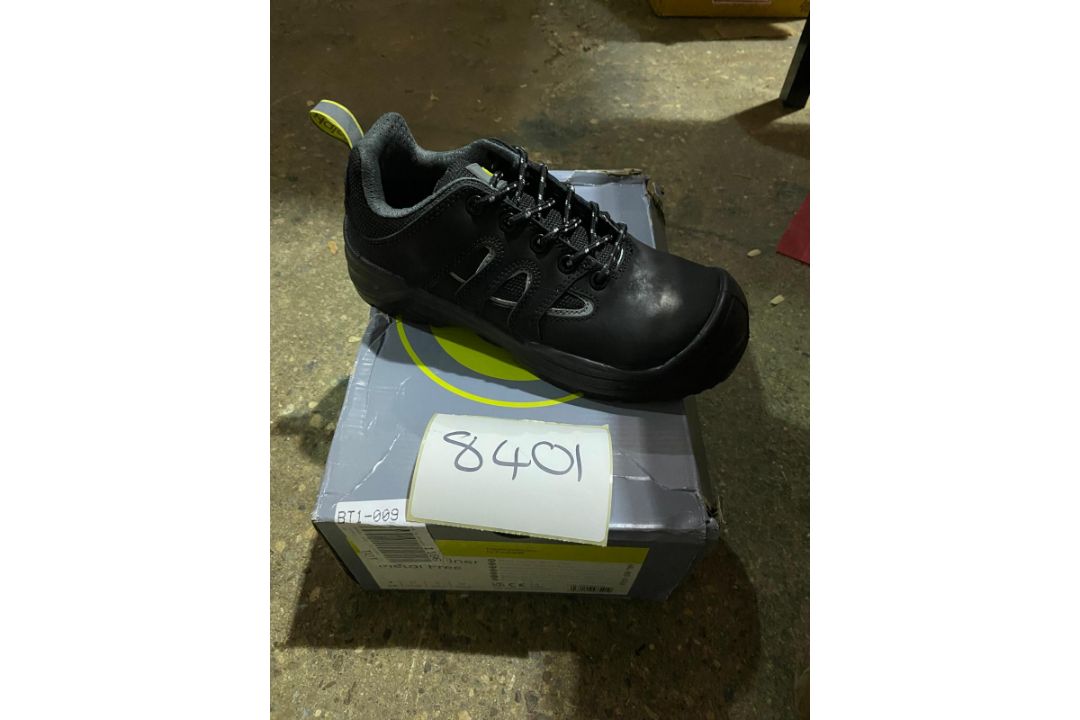 1 X HALO METAL FREE BLACK TRAINER SIZE UK 4