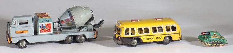 Konvolut Japan Blechautos Toymaster Zement mixer Daiya Schulbus Suzuki Panzer der '50/'60er Jahre