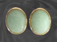 Ohrschmuck: elegante goldene Ohrstecker mit schönen Jade-Cabochons