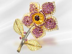 Sehr dekorative und ausgefallene Blumenbrosche mit unterschiedlichen Farbsteinen