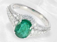 Ring: moderner Smaragd/Brillant-Goldschmiedering aus 18K Weißgold