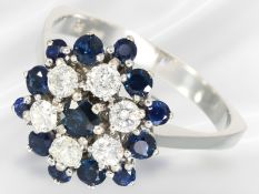 Ring: solide gefertigter, weißgoldener vintage Saphir/Brillant-Blütenring, ca. 0,9ct Brillanten