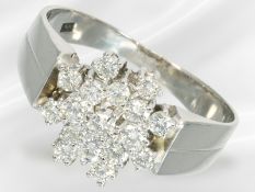 Ring: weißgoldener vintage Brillant-Blütenring, ca. 0,93ct feine Brillanten