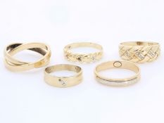 Ring: Konvolut aus fünf Ringen in 14K Gelbgold mit unterschiedlichen Bandformen