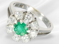 Ring: weißgoldener vintage Smaragd/Brillant-Goldschmiedering in Blütenform